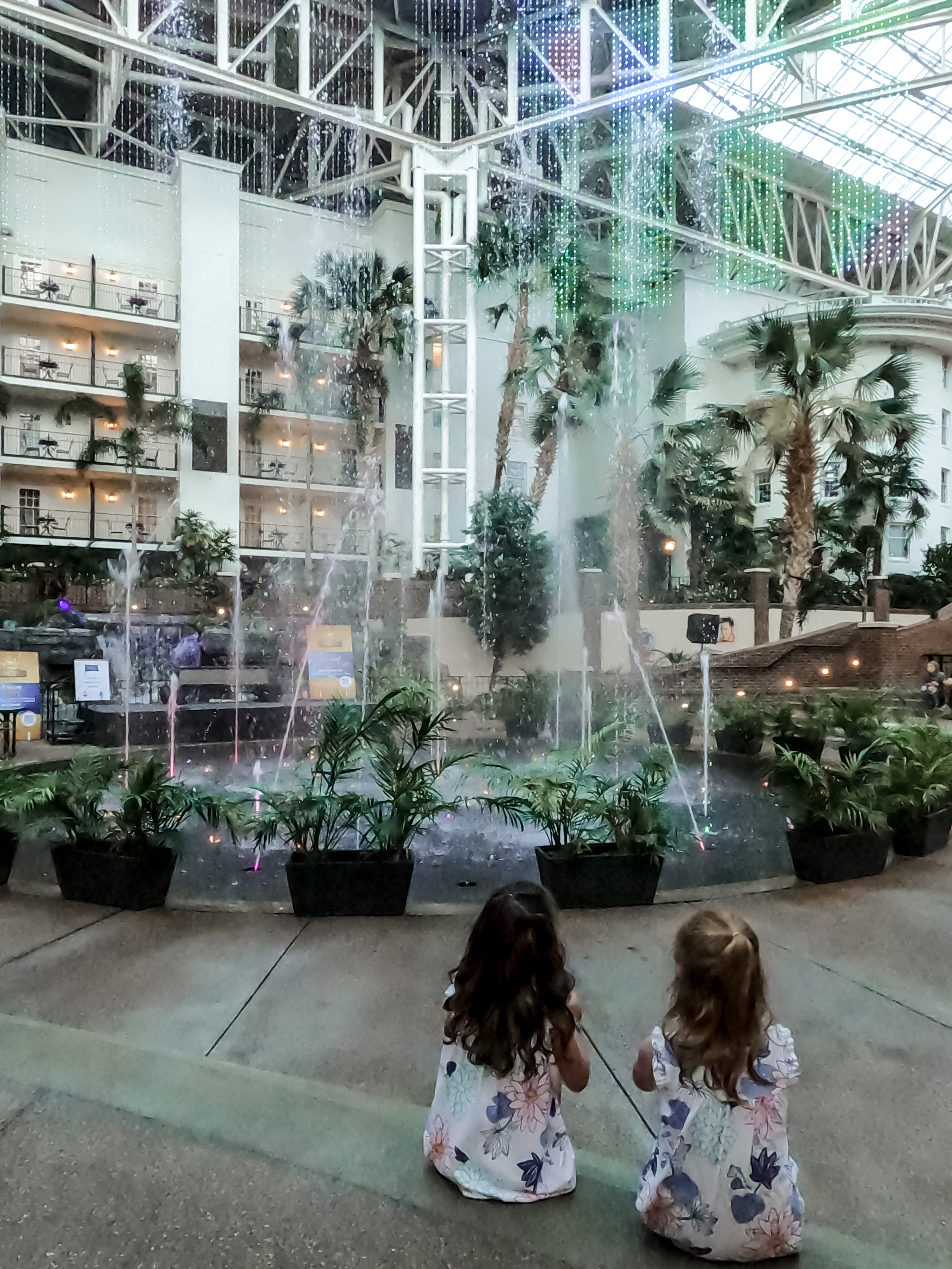 Opryland - fountain show in Delta concourse